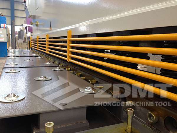 簡易式防護欄和球面工作臺.jpg 簡易式防護欄和球面工作臺.jpg