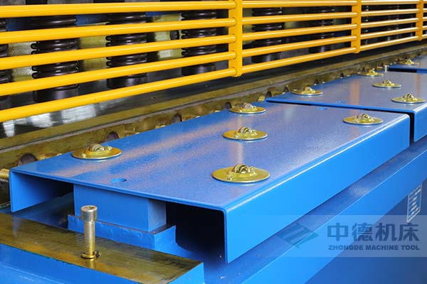 ZDS-2032剪板機(jī)采用滾珠前托料板,不劃傷不銹鋼板材表面.jpg ZDS-2032剪板機(jī)采用滾珠前托料板,不劃傷不銹鋼板材表面.jpg